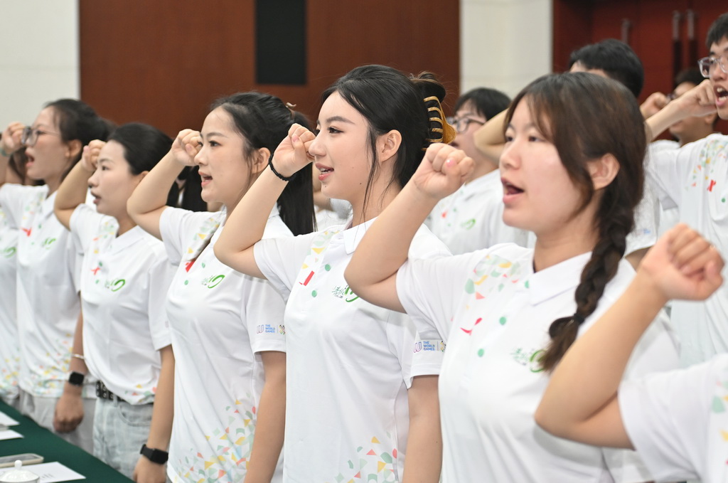 7月28日，志愿者们在成都世运会志愿者誓师大会上宣誓。