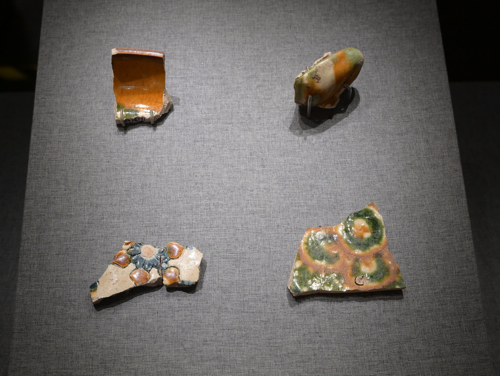 这是出土自雄安古州城遗址的唐三彩残片（7月28日摄）。