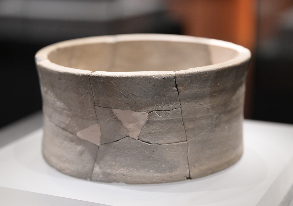 这是一件出土自雄安古州城遗址的战汉时期的陶量（7月28日摄）。