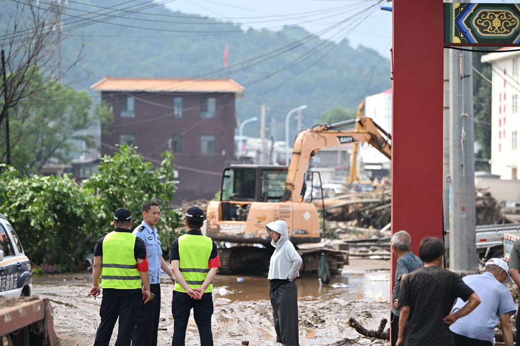 7月28日，防汛抗洪人员在天津市蓟州区下营镇下营村值守。
