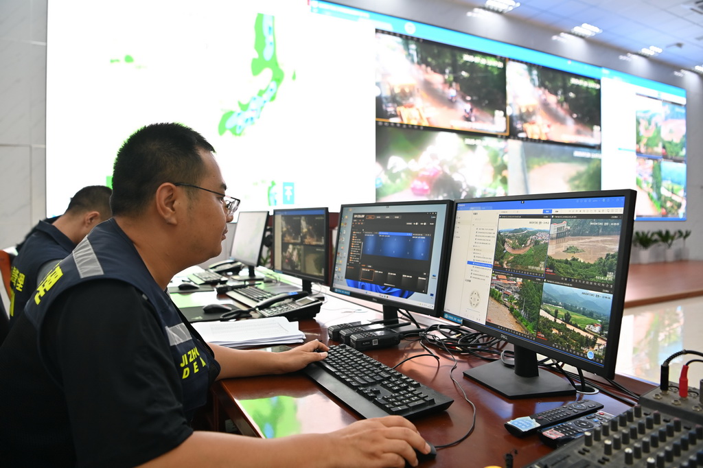 7月28日，工作人员在蓟州区应急指挥部值守。