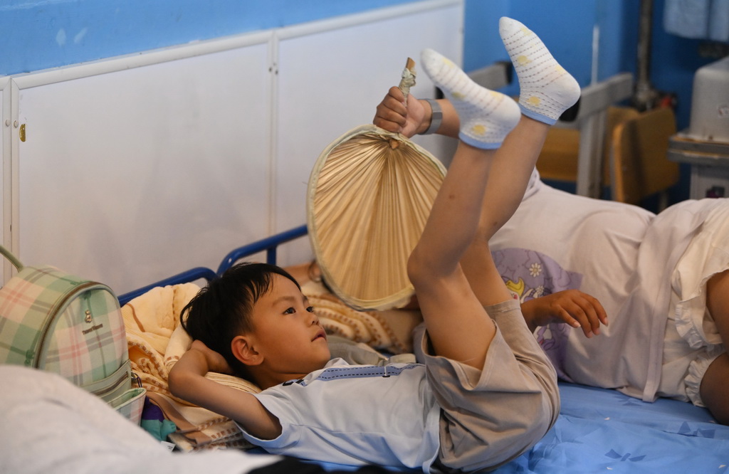 7月28日，集中安置群众在天津市蓟州区下营镇初级中学休息。