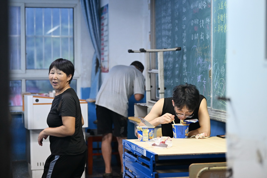7月28日，集中安置群众在天津市蓟州区下营镇初级中学吃泡面。