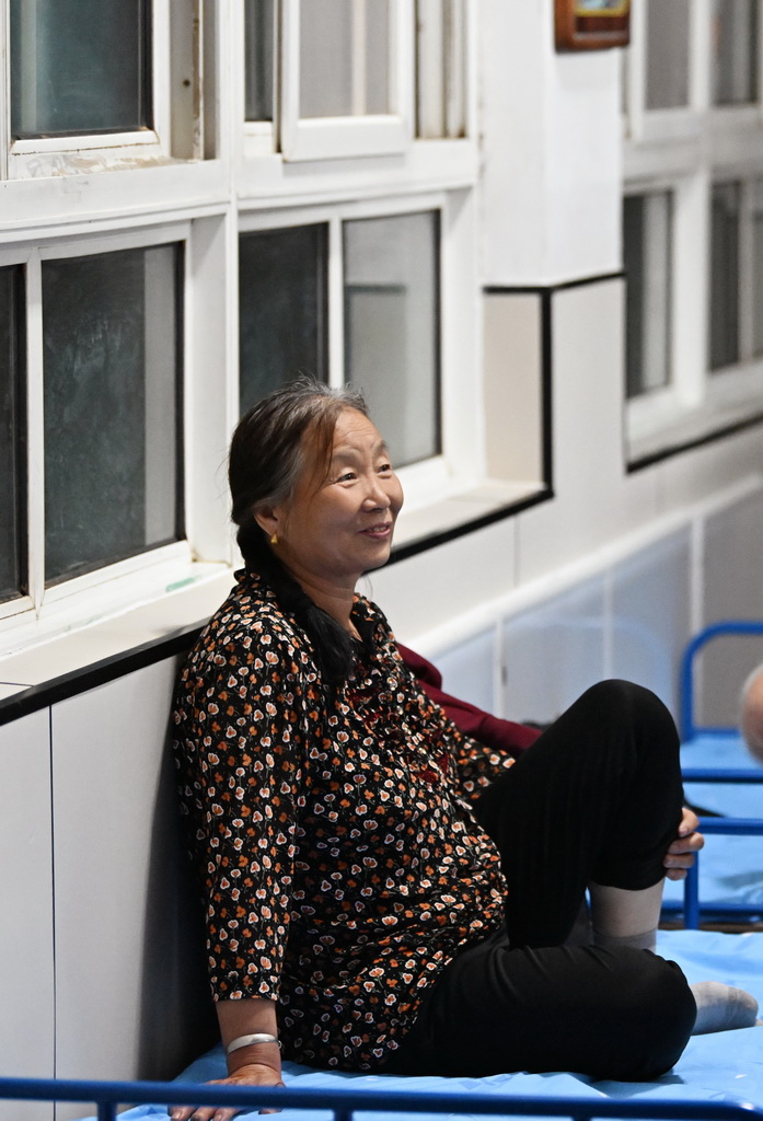 7月29日，一位老人在天津市蓟州区下营镇初级中学休息。