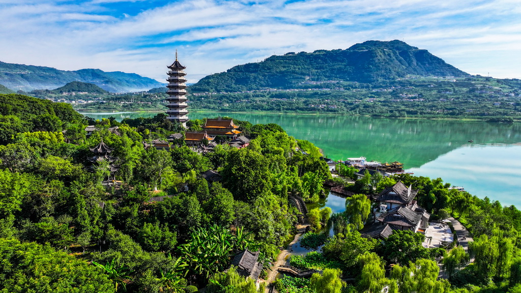 这是7月3日拍摄的重庆开州城区景象（无人机照片）。新华社记者 王全超 摄