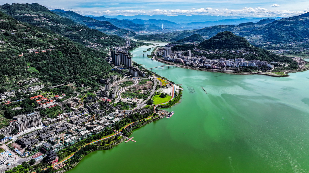 这是7月3日拍摄的重庆开州城区景象（无人机照片）。新华社记者 王全超 摄