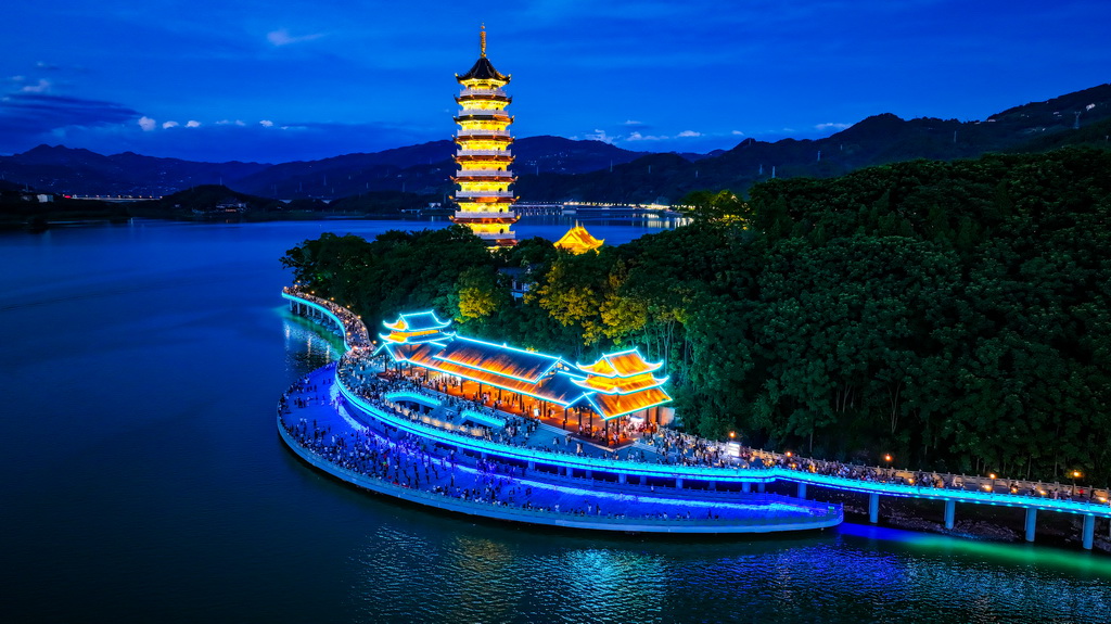 这是7月2日拍摄的重庆开州汉丰湖夜景（无人机照片）。新华社记者 王全超 摄
