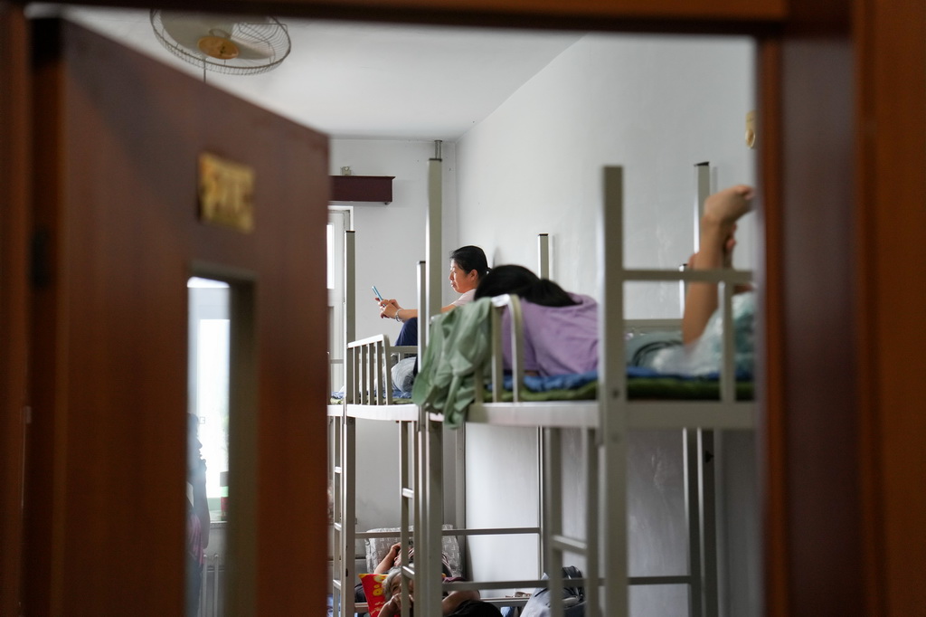 7月29日，在北京市密云区太师庄中学居民安置点，几位安置在此的群众在休息。