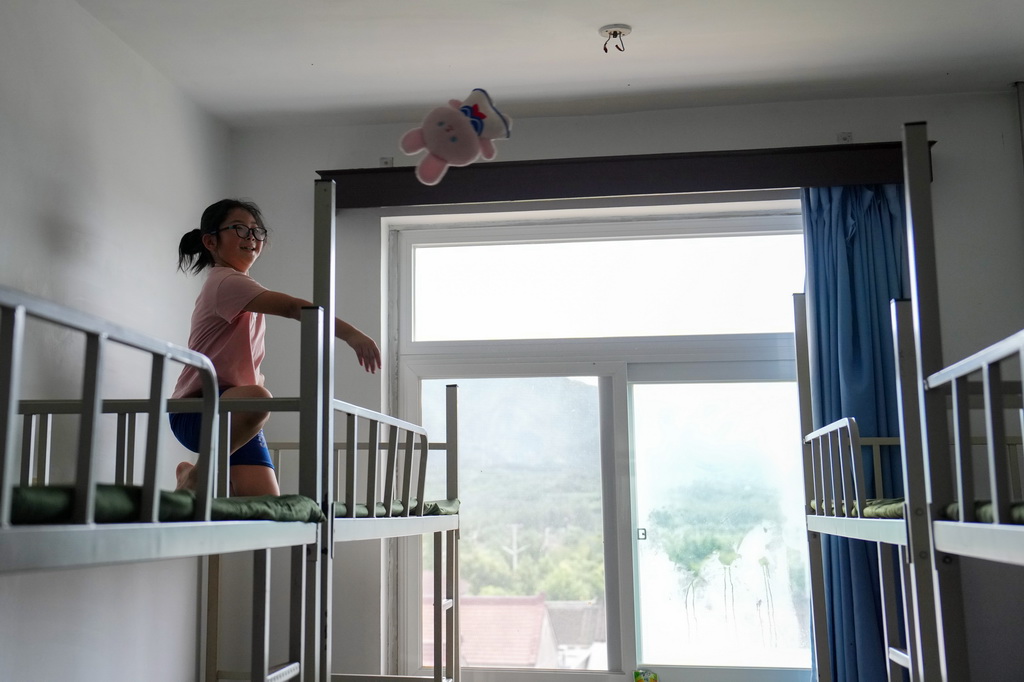 7月29日，小朋友在北京市密云区太师庄中学居民安置点内玩耍。