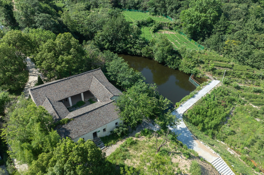 这是位于湖北省孝感市大悟县白果树湾村的新四军第五师国际招待所(无人机照片,7月21日摄)。新华社记者 杜子璇 摄