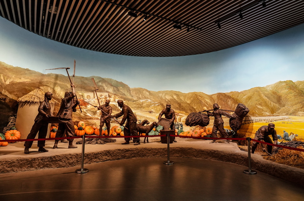 这是南泥湾大生产纪念馆内的雕塑作品（7月29日摄）。