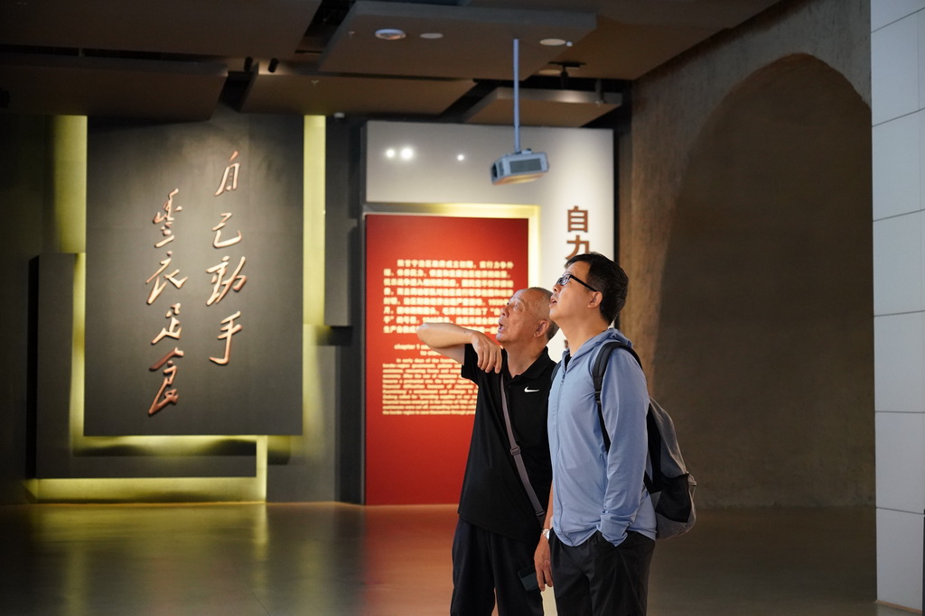 游客在南泥湾大生产纪念馆内参观（7月29日摄）。