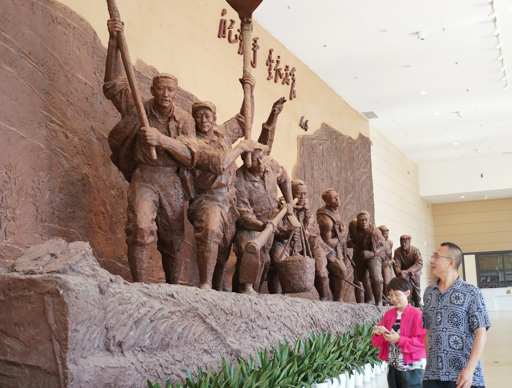 游客在南泥湾大生产纪念馆内参观（7月29日摄）。