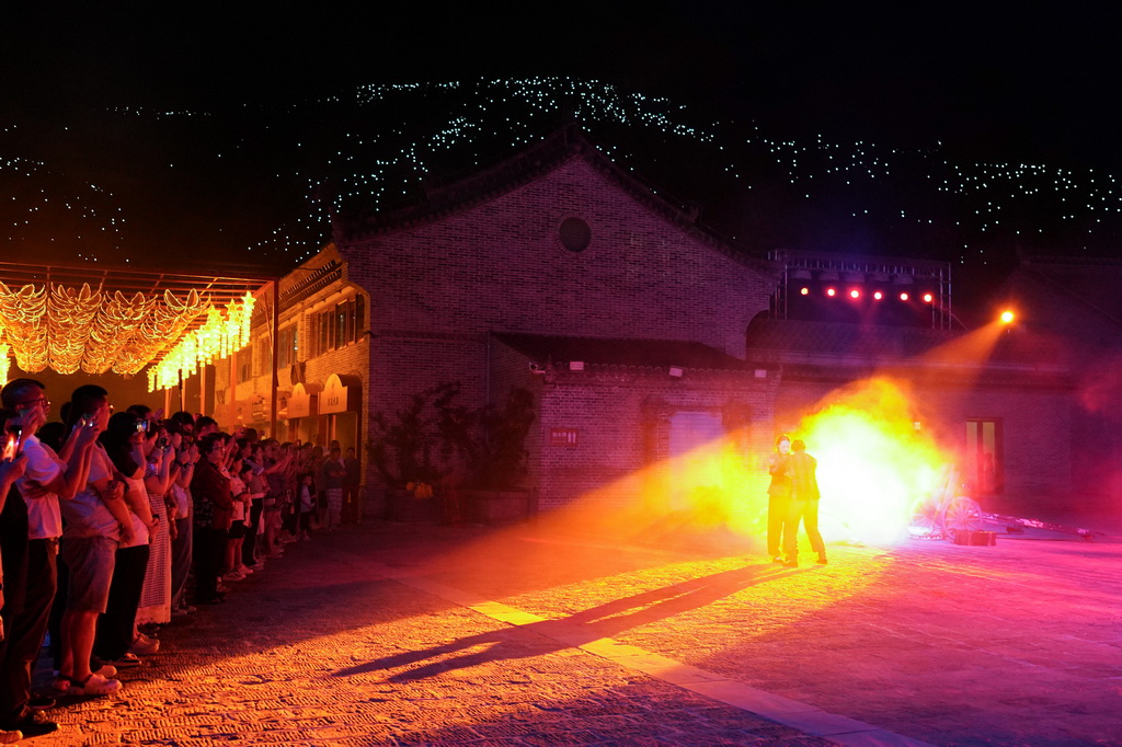 7月29日，演员在陕西延安的金延安文化旅游产业园区表演红色歌舞剧《延安十三年》。