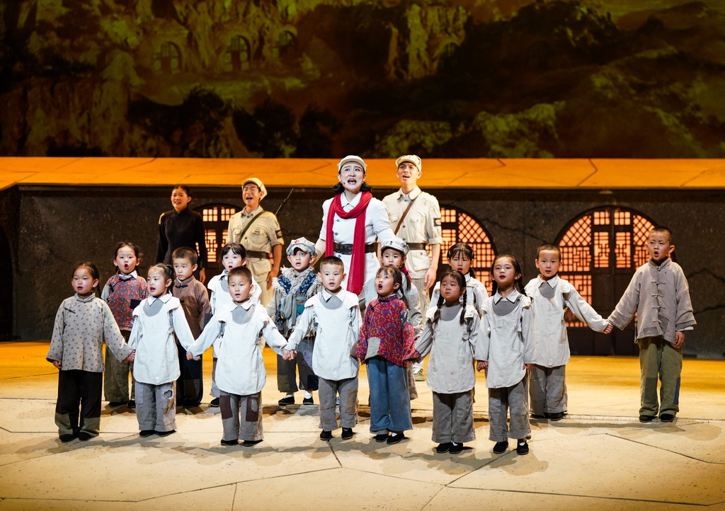 7月29日，演员在延安保育院剧场表演红色舞台剧《延安保育院》。