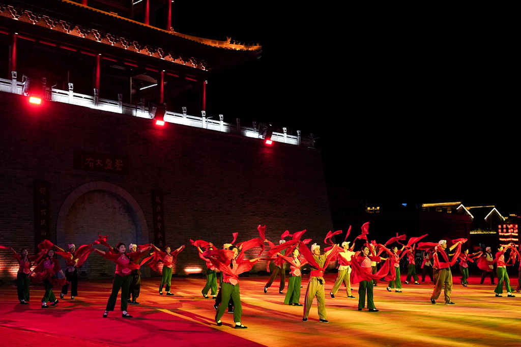 7月29日，演员在陕西延安的金延安文化旅游产业园区表演红色歌舞剧《延安十三年》。