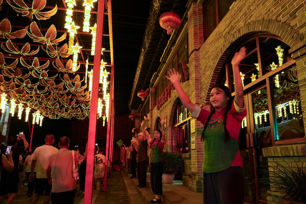 7月29日,演员在陕西延安的金延安文化旅游产业园区表演红色歌舞剧《延安十三年》。