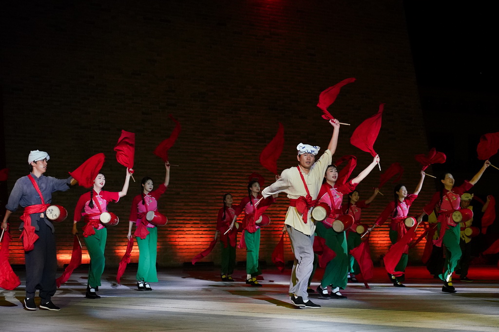 7月29日，演员在陕西延安的金延安文化旅游产业园区表演红色歌舞剧《延安十三年》。