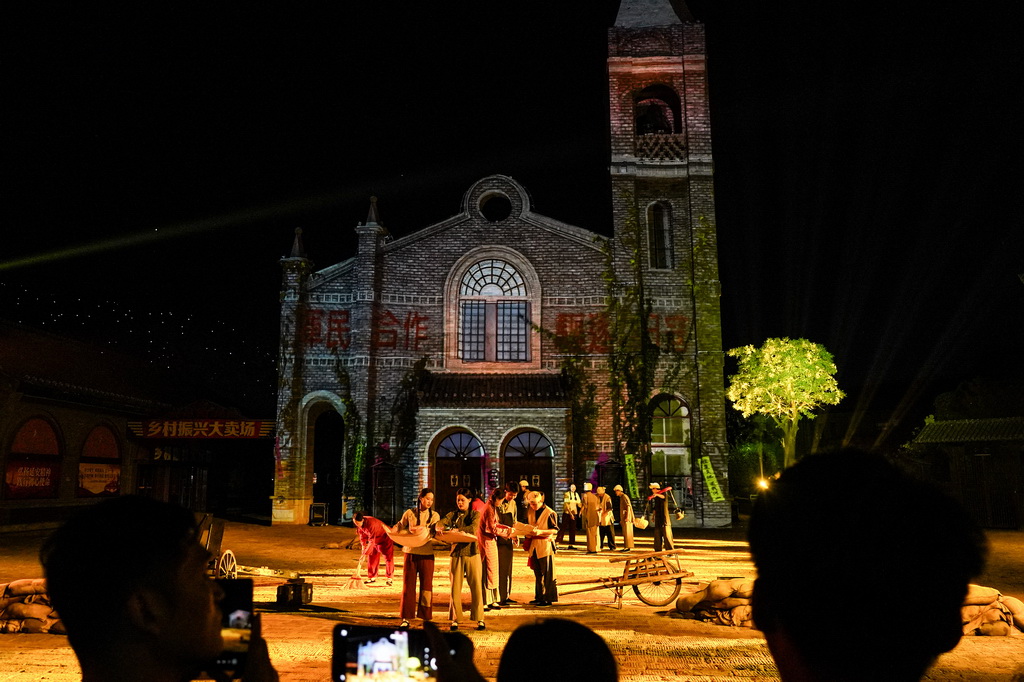 7月29日，演员在陕西延安的金延安文化旅游产业园区表演红色歌舞剧《延安十三年》。