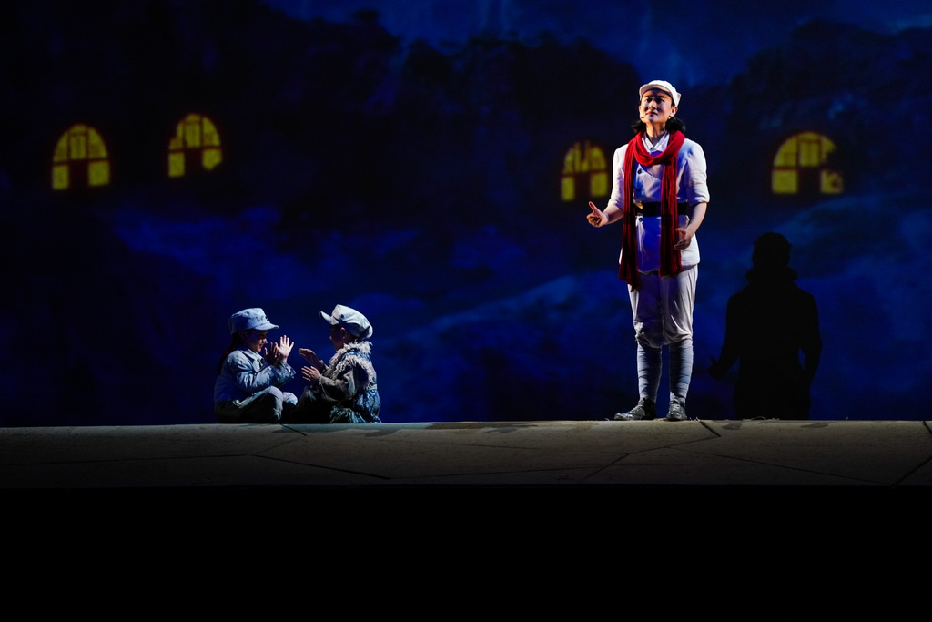 7月29日，演员在延安保育院剧场表演红色舞台剧《延安保育院》。