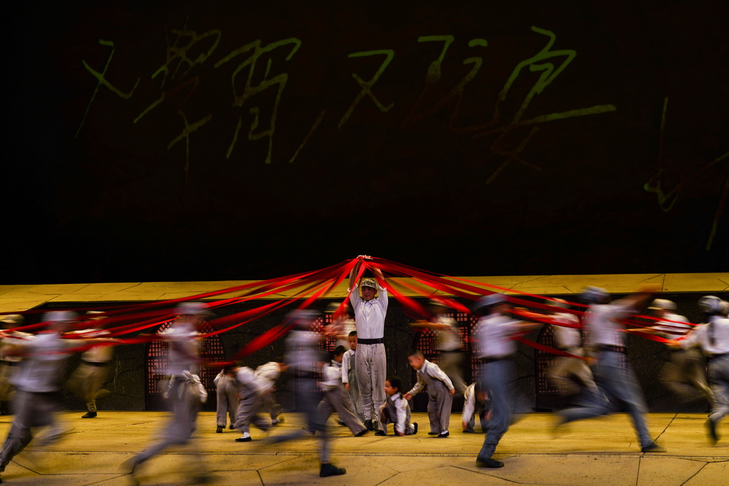 7月29日,演员在延安保育院剧场表演红色舞台剧《延安保育院》。