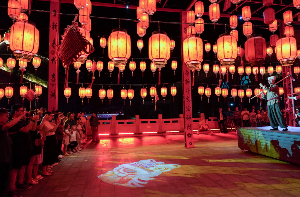 7月29日，演员在陕西延安的金延安文化旅游产业园区表演红色歌舞剧《延安十三年》。