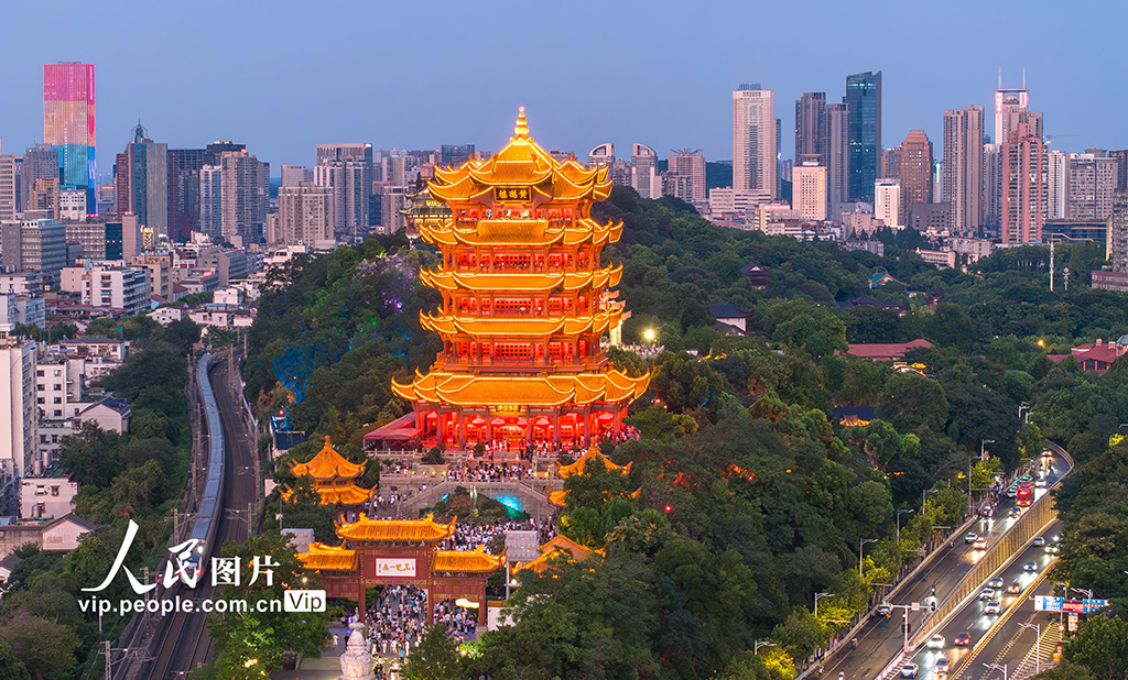 湖北武汉：黄鹤楼人气旺【3】