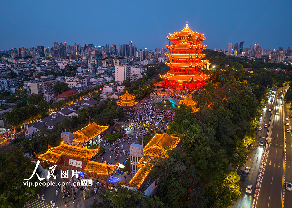 湖北武汉：黄鹤楼人气旺【4】