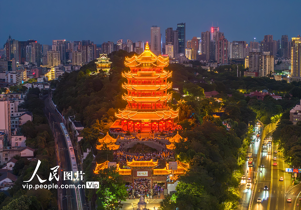 湖北武汉：黄鹤楼人气旺【2】