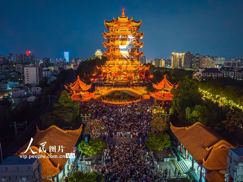 湖北武汉：黄鹤楼人气旺【5】