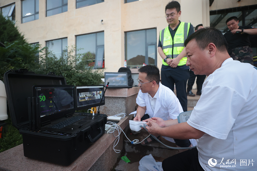 7月29日，中电信应急通信有限公司工作人员在北京市怀柔区琉璃庙镇用蓝卫通远程医学服务平台实施远程会诊。