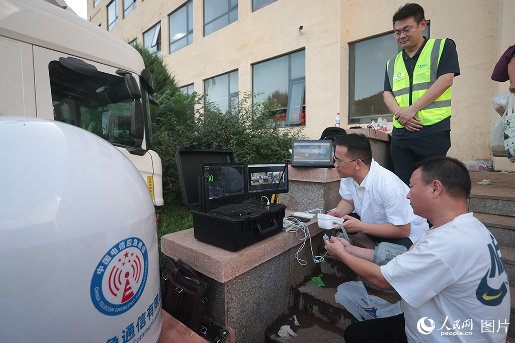 7月29日，中电信应急通信有限公司工作人员在北京市怀柔区琉璃庙镇用蓝卫通远程医学服务平台实施远程会诊。
