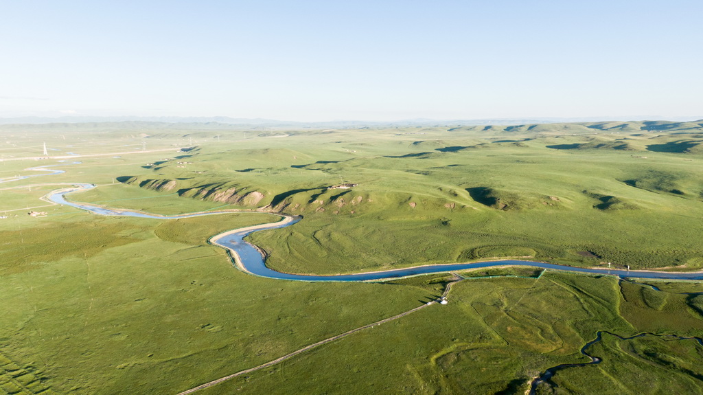 这是7月30日拍摄的青海省泽库县草原景色（无人机照片）。新华社记者 王艳 摄