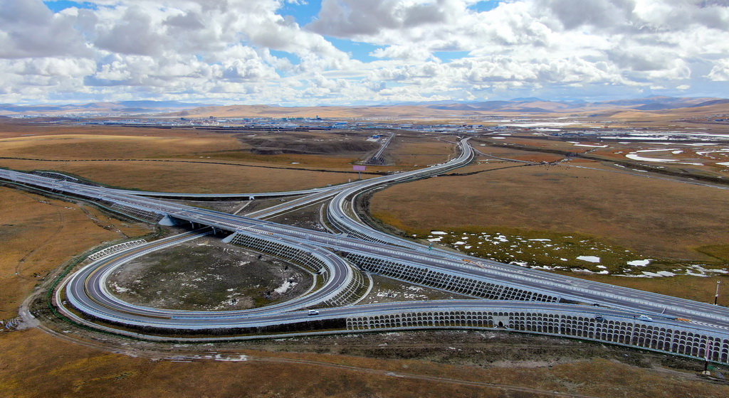 西藏那曲至拉萨的高等级公路（无人机照片，2021年9月27日摄）。