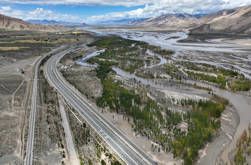 拉萨至日喀则的高等级公路（无人机照片，2024年9月11日摄）。