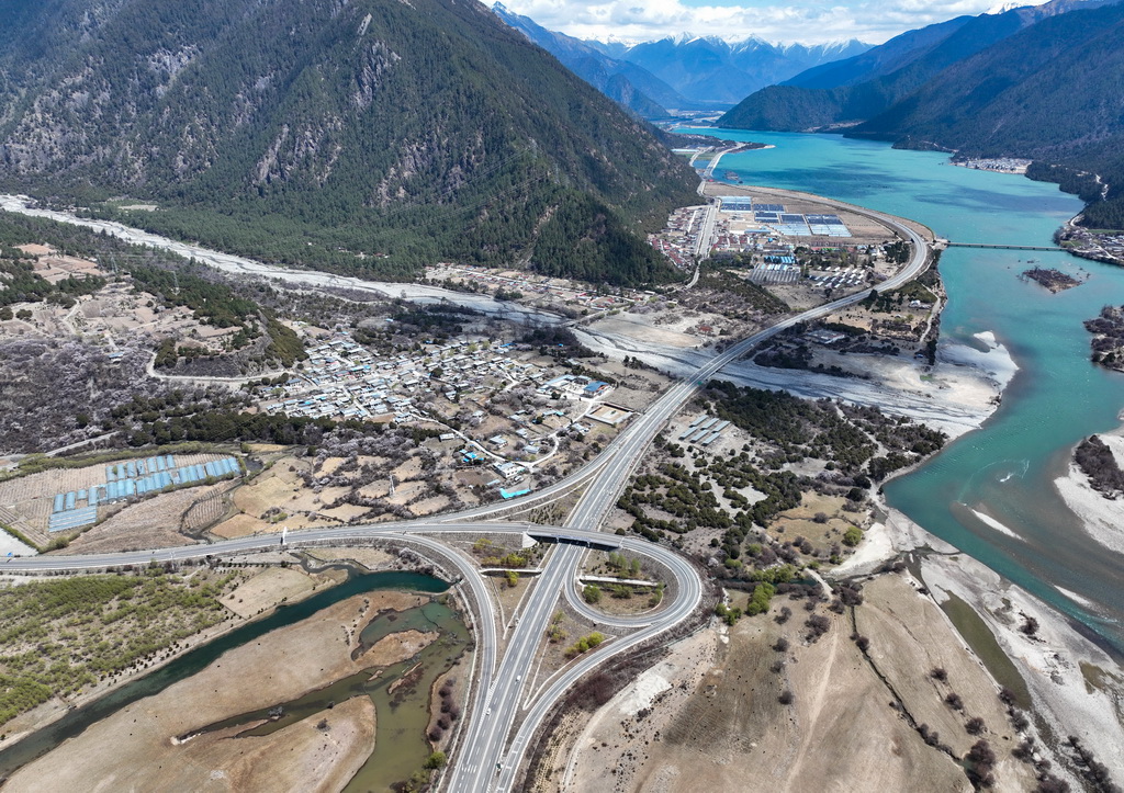 拉萨至林芝的高等级公路(无人机照片,2025年4月1日摄)。