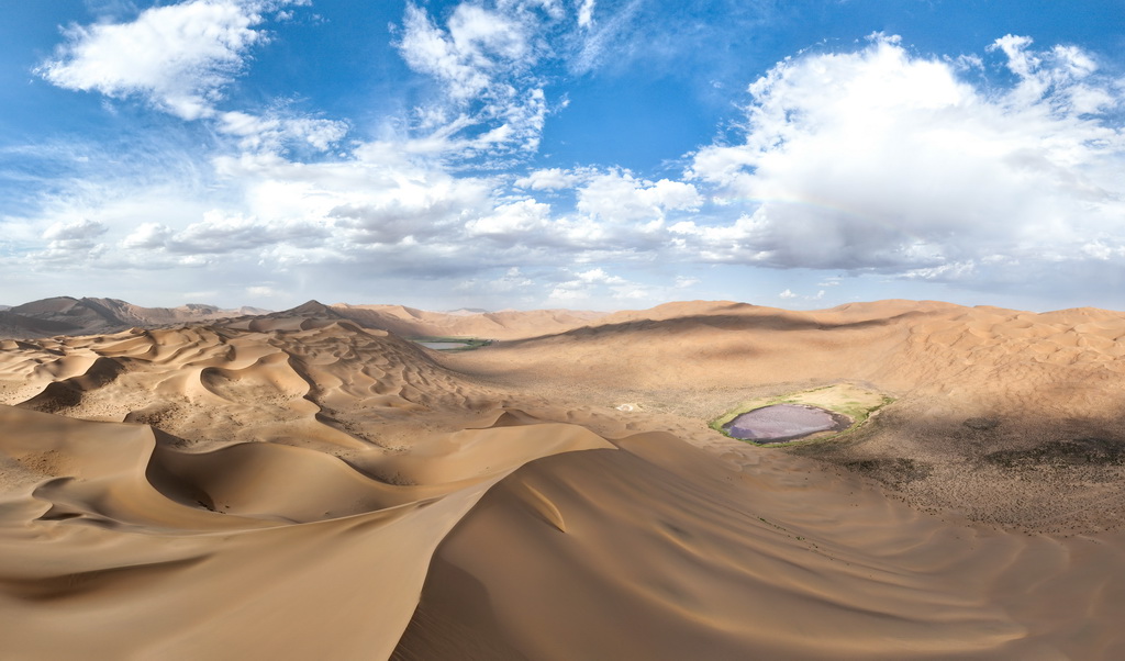 2024年7月30日在内蒙古阿拉善盟阿拉善右旗拍摄的巴丹吉林沙漠(无人机拼接照片)。新华社记者 贝赫 摄