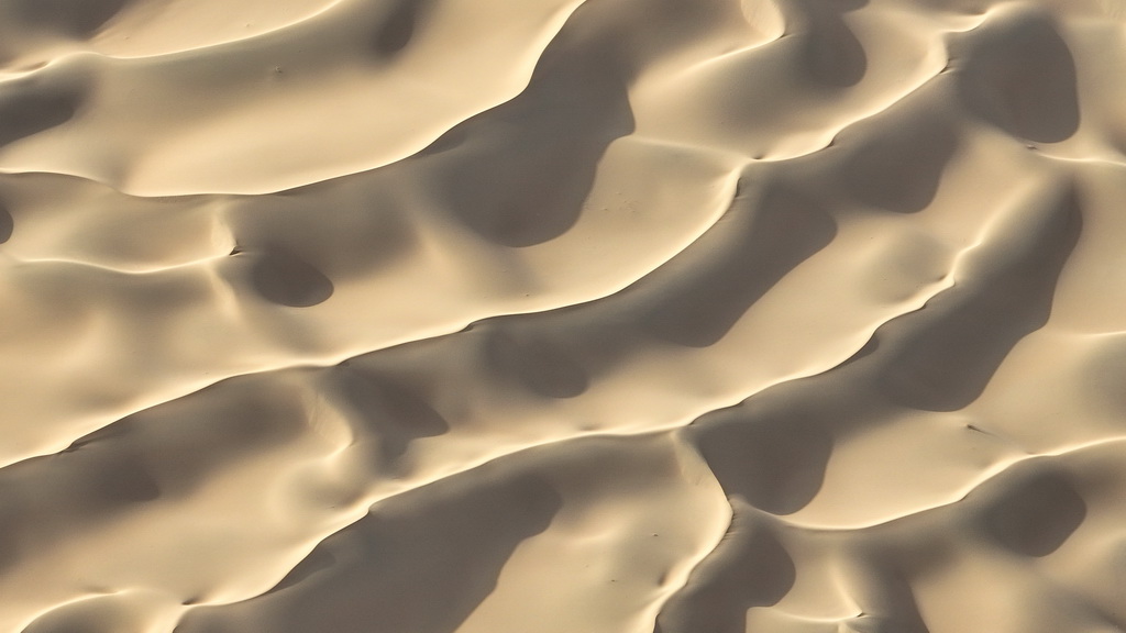 2024年7月30日在内蒙古阿拉善盟阿拉善右旗拍摄的巴丹吉林沙漠(无人机照片)。新华社记者 贝赫 摄