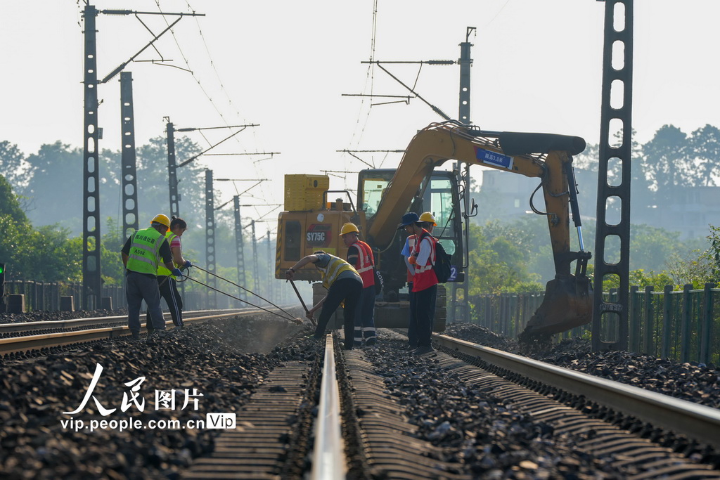 贵州贵阳：沪昆铁路贵州段大修集中修施工全面启动【3】