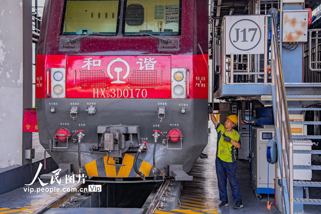 8月4日，西安机务段机车整备场，该段职工正在检查机车走行部状态。