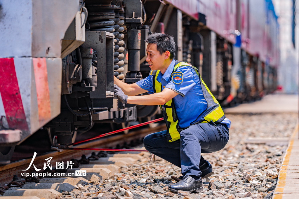 8月4日，西安机务段机车整备场，该段职工正在检查机车走行部状态。