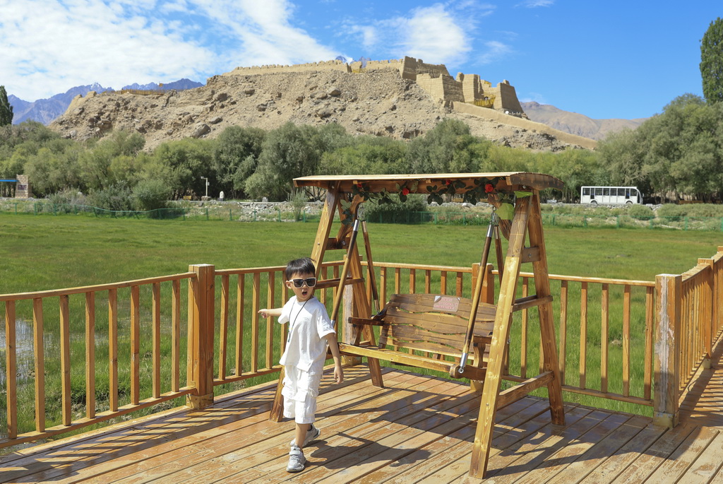 8月2日，一名小游客在新疆塔什库尔干塔吉克自治县阿拉尔国家湿地公园游玩。