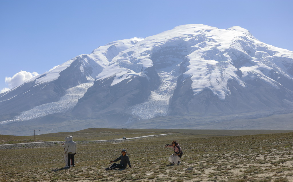 8月3日，游客在新疆塔什库尔干塔吉克自治县慕士塔格冰川公园游玩。