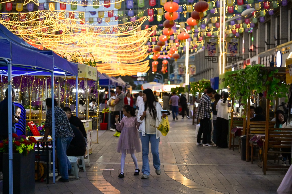 7月2日,市民在青海格尔木的“旱码头”夜市逛街。新华社记者 张龙 摄