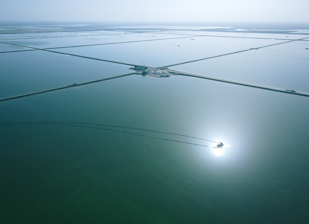 这是3月19日拍摄的青海格尔木察尔汗盐湖一角(无人机照片)。新华社记者 齐芷玥 摄