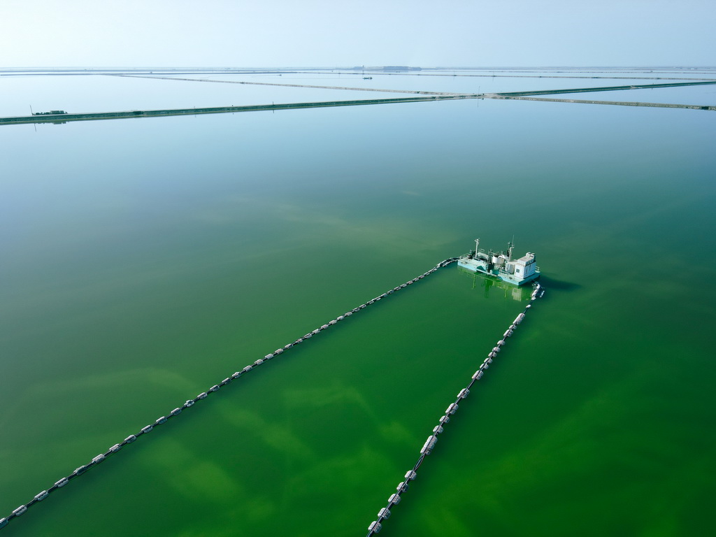 这是3月19日拍摄的青海格尔木察尔汗盐湖一角(无人机照片)。新华社记者 齐芷玥 摄