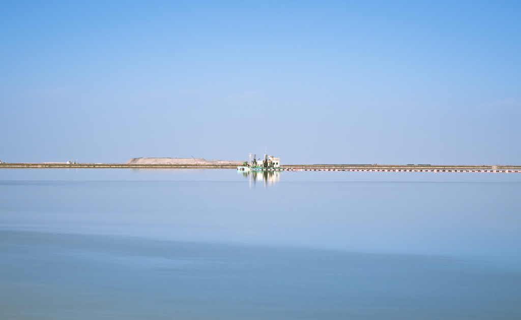 这是3月19日拍摄的青海格尔木察尔汗盐湖一角。新华社记者 齐芷玥 摄