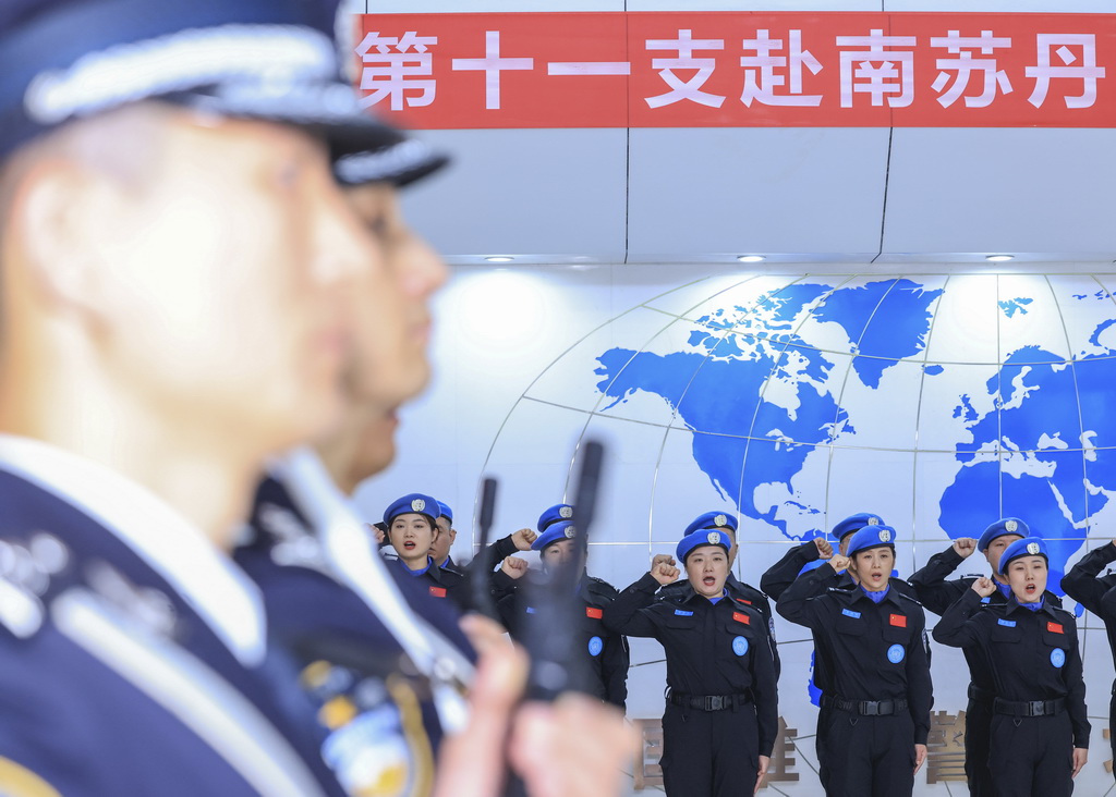 8月5日，中国第十一支赴联合国南苏丹任务区维和警队队员在出征仪式上宣誓。