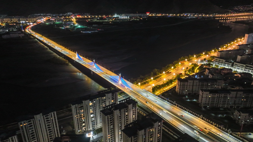 这是7月30日拍摄的纳金大桥（无人机照片）。新华社记者 晋美多吉 摄