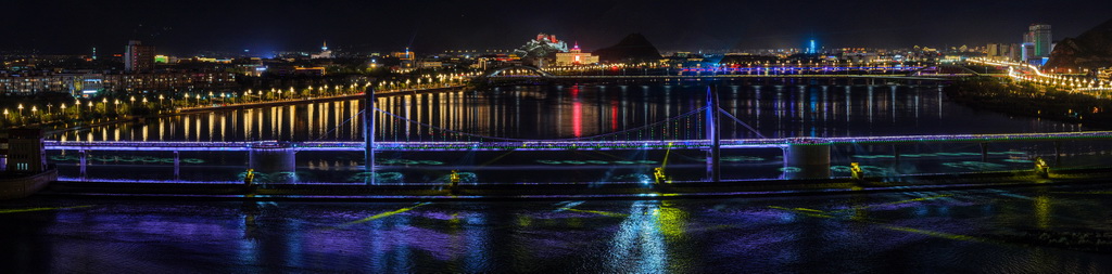 这是7月30日拍摄的拉萨河夜景，由近及远分别是和美桥、柳梧大桥和连心桥（无人机拼接照片）。新华社记者 姜帆 摄